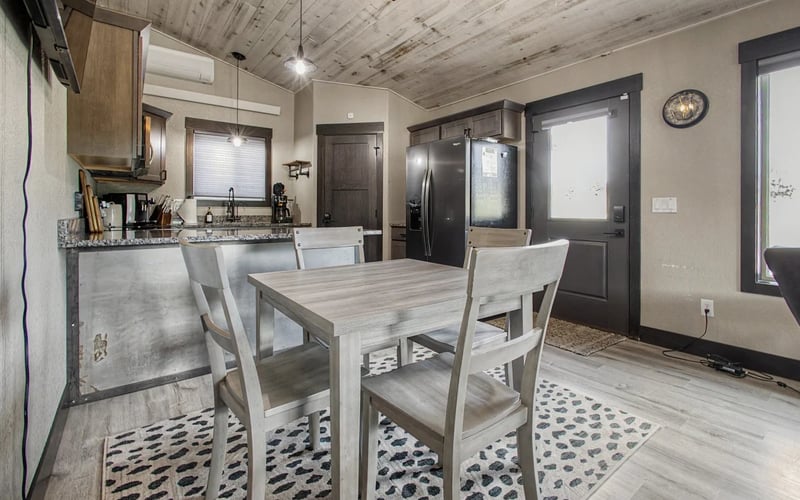 14A Getaway, kitchen and dining area