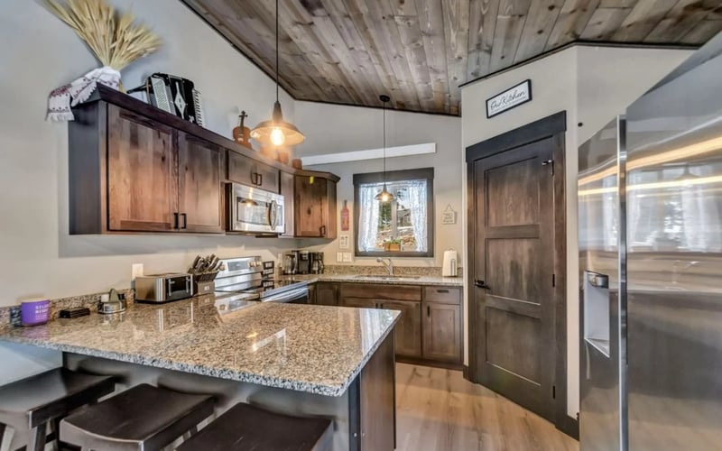 Arn Barn Cabin, kitchen with granite counters and wood ceiling