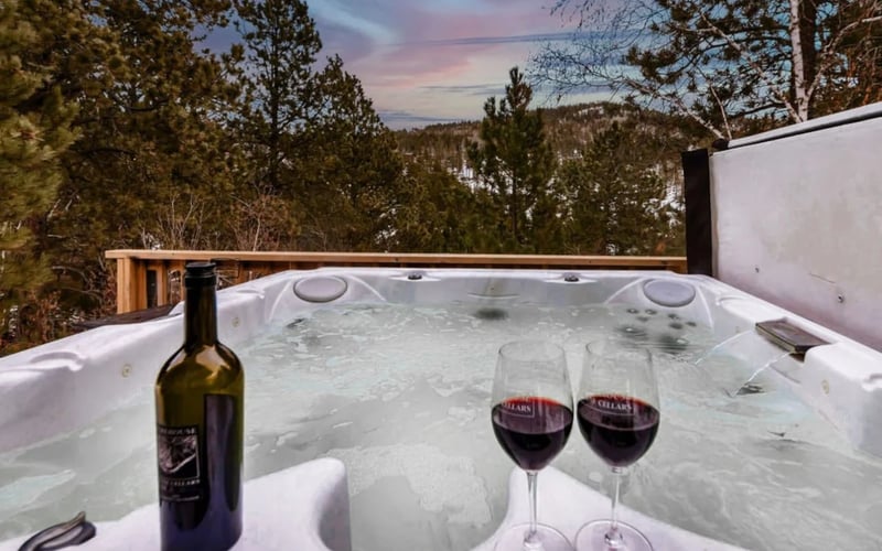 Arn Barn Cabin, hot tub with wine and forest views, Lead SD