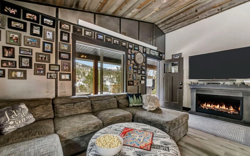 Arn Barn Cabin, living room with fireplace and mountain views