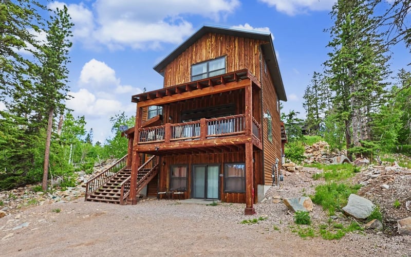 Dakota Sunset Lodge, three-story log cabin exterior, Lead SD