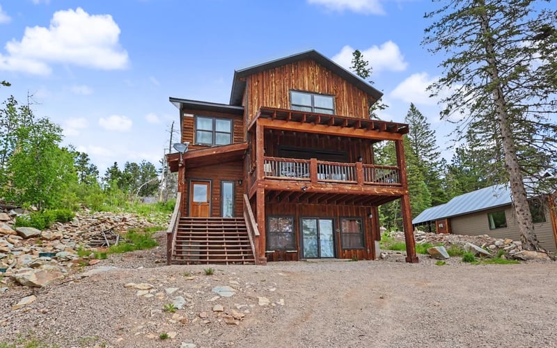 Dakota Sunset Lodge, front view with multi-level decks
