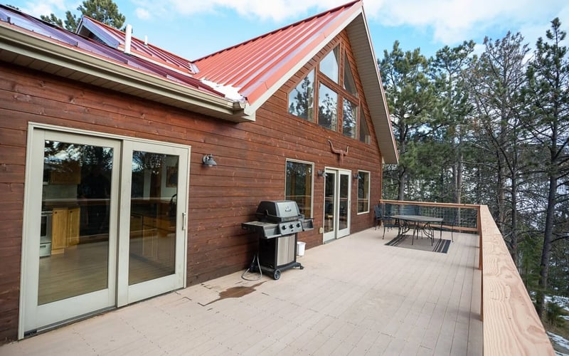 Royal Straight Cabin, wide deck with grill and dining table